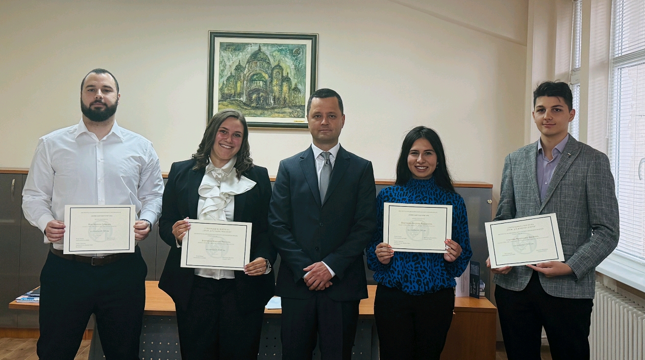 ИДЕС връчи четири парични стипендии на отлични студенти от степен Магистър в УНСС