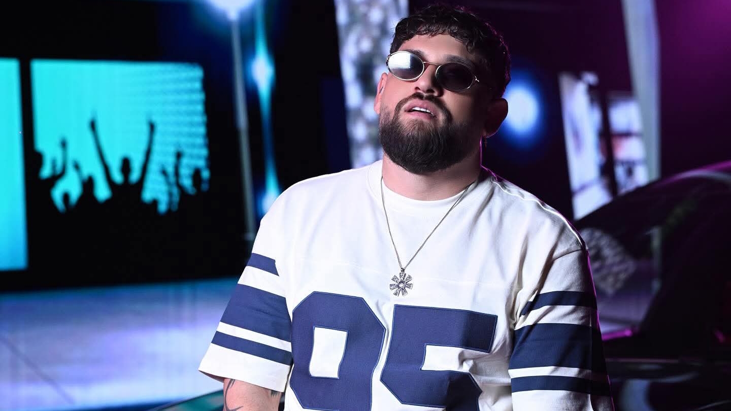 Силвър с нова и стилна фотосесия: модерен почерк с характер