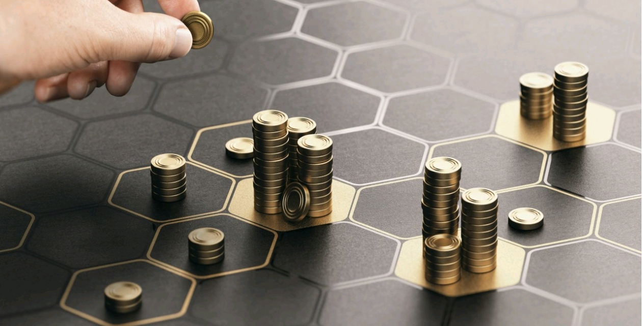 Сезонът на отчетите традиционно се смята за един от най-волатилните периоди за финансовите пазари, белязан от резки ценови движения и трудно предвидими реакции на корпоративните резултати. Според анализаторите на Freedom24 обаче тази волатилност не е непременно заплаха за инвеститорите с дългосрочен хоризонт. Напротив – именно в сезона на отчетите често се появяват едни от най-атрактивните входни точки за навлизане в пазара на акции.

Краткосрочните колебания около публикуването на отчетите отразяват начина, по който пазарите усвояват новата информация и пренастройват очакванията си. Както отбелязват анализаторите на Freedom24, погледнато отвъд моментните ценови движения, сезонът на отчетите може да бъде полезен инструмент за вземане на дългосрочни инвестиционни решения, а не източник на несигурност.
Пазарът реагира на очакванията, а не само на резултатите
Макар тримесечните отчети да предоставят конкретни данни за приходи и печалби, цените на акциите обикновено реагират по-силно на промените в очакванията за бъдещето. Според Freedom24 прогнозите на мениджмънта и коментарите с поглед напред често оказват по-голямо влияние върху цените на акциите, отколкото това дали дадена компания е надминала или не очаквания.

Тази динамика обяснява защо компании могат да отчетат силни резултати, но въпреки това акциите им да поевтинеят, ако ръководството сигнализира за забавяне на растежа или повишаване на разходите. Обратното, по-слаби тримесечни резултати могат да бъдат пренебрегнати, ако дългосрочното търсене и стратегическата посока останат непроменени. В този контекст движението на цените след отчет отразява основно разликата между пазарните очаквания и новата информация, а не абсолютното ниво на печалбите.

Защо пазарните реакции често продължават и след отчета
Анализаторите на Freedom24 посочват добре документирания ефект на т.нар. „отложена реакция след отчет“, при който пазарните реакции на изненади в отчетите се разгръщат постепенно във времето, вместо да бъдат напълно отразени веднага. Инвеститорите обикновено се нуждаят от време, за да ревизират прогнозите си, да коригират оценъчните модели и да пренастроят портфейлите си. В резултат акциите с негативни изненади често отбелязват по-силни спадове, отколкото фундаментите сами по себе си биха оправдали, докато положителните изненади обикновено водят до по-умерени ръстове.

Този ефект беше особено ясно изразен през сезона на отчетите през 2025 г., когато компаниите, които не оправдаха очакванията, отчетоха средни спадове на цените от близо 5%, докато положителните изненади доведоха до значително по-ограничени покачвания.

Защо волатилността може да е в полза на дългосрочните инвеститори
Според Freedom24 волатилността, свързана с отчетите, обикновено е неблагоприятна за краткосрочните стратегии, но може да работи в полза на дългосрочните инвеститори. Резките движения в цените след отчетите често отразяват промени в пазарните нагласи, а не структурно влошаване на бизнеса. Когато фундаментите останат стабилни, подобни корекции могат да създадат атрактивни възможности за вход.
Пазарите също така са склонни да се фокусират върху бъдещи сценарии, а не върху миналото представяне. Инвеститорите, които разбират дългосрочните двигатели на растежа на дадена компания, са по-малко изложени на краткосрочния пазарен шум. Периодите на повишена волатилност създават и условия за систематично инвестиране, при което временните отклонения на цените от фундаменталната стойност често се превръщат в източник на дългосрочна доходност.

Как инвеститорите могат да подхождат към сезона на отчетите
Анализаторите на Freedom24 подчертават значението на дисциплината по време на сезона на отчетите. Инвеститорите обикновено се фокусират върху компании със силни баланси, стабилни маржове и ясни дългосрочни стратегии, като обръщат специално внимание на промените в прогнозите и в тона на мениджмънта. Диверсификацията между сектори остава от съществено значение, тъй като различните индустрии реагират по различен начин на изненадите в отчетите.

Сезонът на отчетите като източник на възможности
Сезонът на отчетите е моментът, в който пазарните очаквания се срещат с бизнес реалността. За краткосрочните стратегии това често означава повишена несигурност. За дългосрочните инвеститори обаче, отбелязват от Freedom24, това може да бъде източник на възможности.

Историята на пазарите показва, че реакциите на отчетите рядко са моментални или напълно ефективни. Инвеститорите, които са готови да погледнат отвъд едно тримесечие и да се фокусират върху дългосрочните фундаментални фактори, често са в по-добра позиция да се възползват от периодите на повишена волатилност.