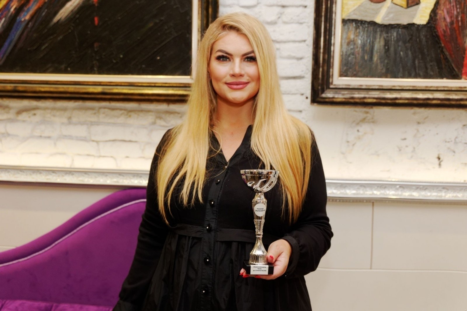 Проф. д-р Стояна Нацева с престижното отличие „Икона на епохата“