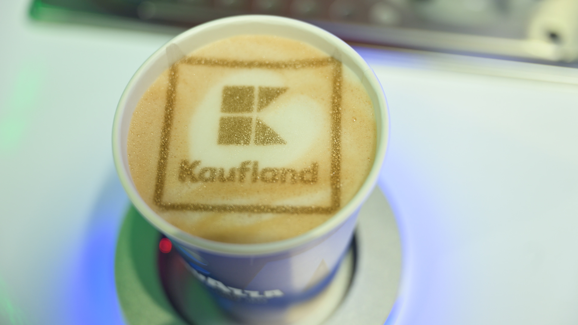 Първият в Европа робот бариста RobotAnno Al приготвя персонализирани напитки в Kaufland