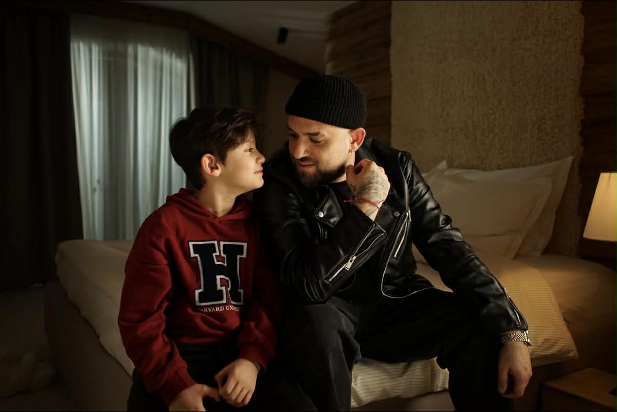 Синът на Силвър го изигра като дете в новия клип с Анелия