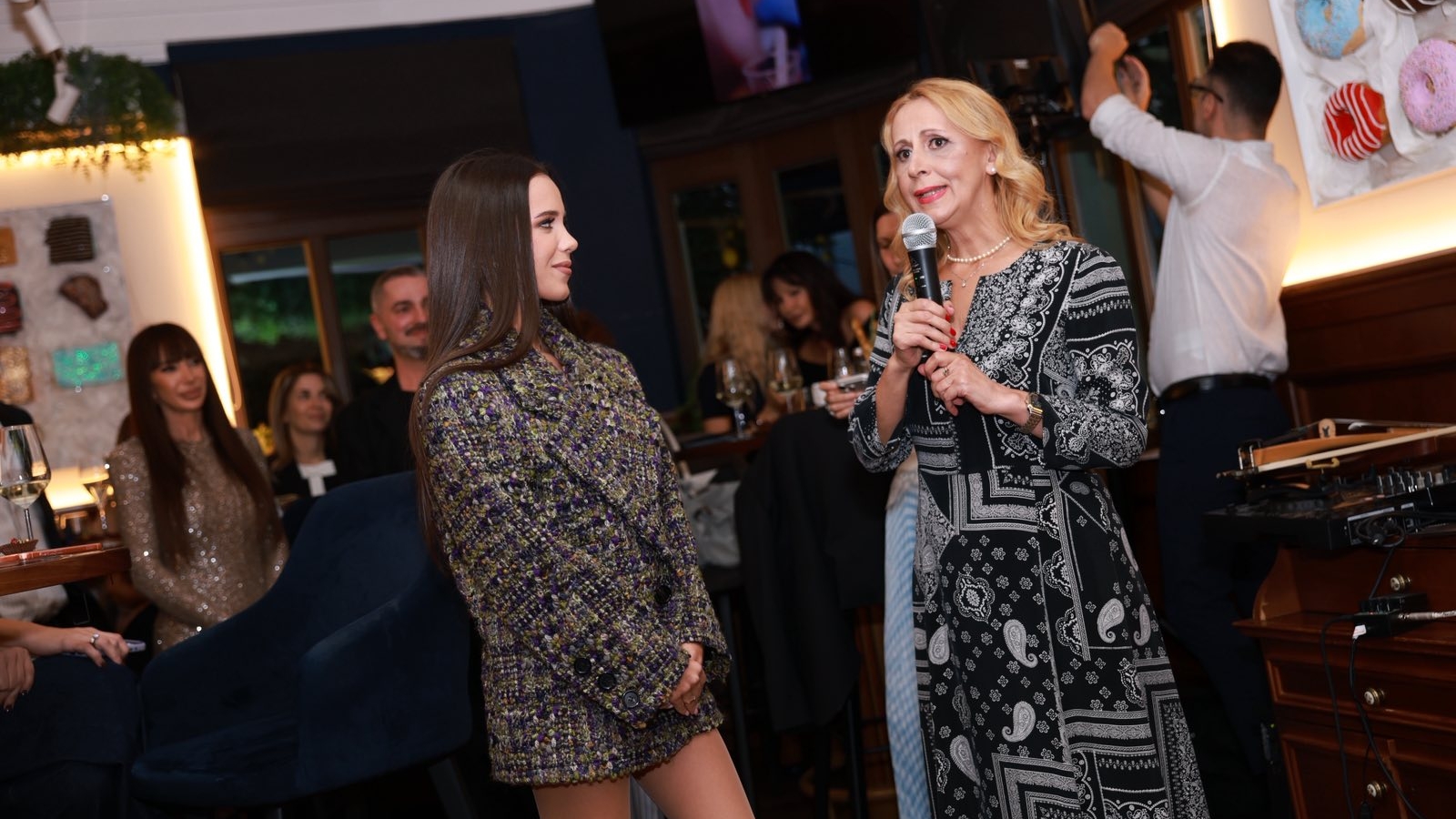 Марая превърна „La Dolce Vita“ в най-ярката светска вечер на годината! Бизнес елит, мода и изкуство се събраха за дебюта на младата художничка